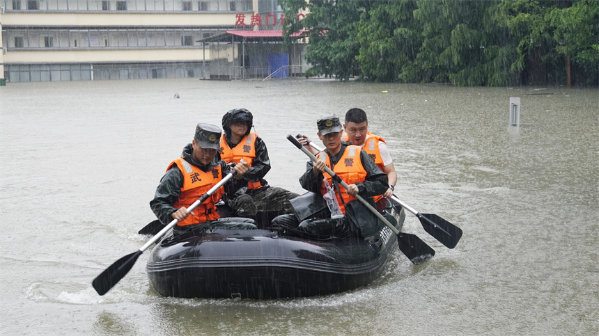 湖北黄冈：暴雨致城市内涝 武警官兵紧急驰援