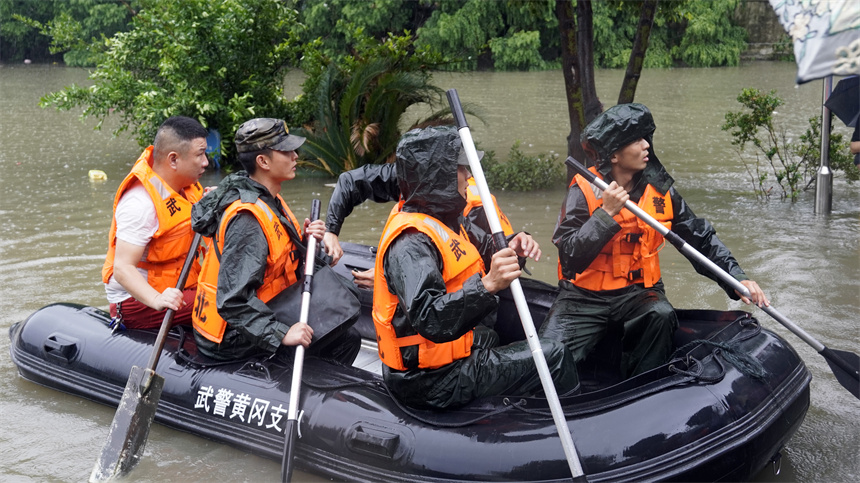 湖北黄冈：暴雨致城市内涝 武警官兵紧急驰援