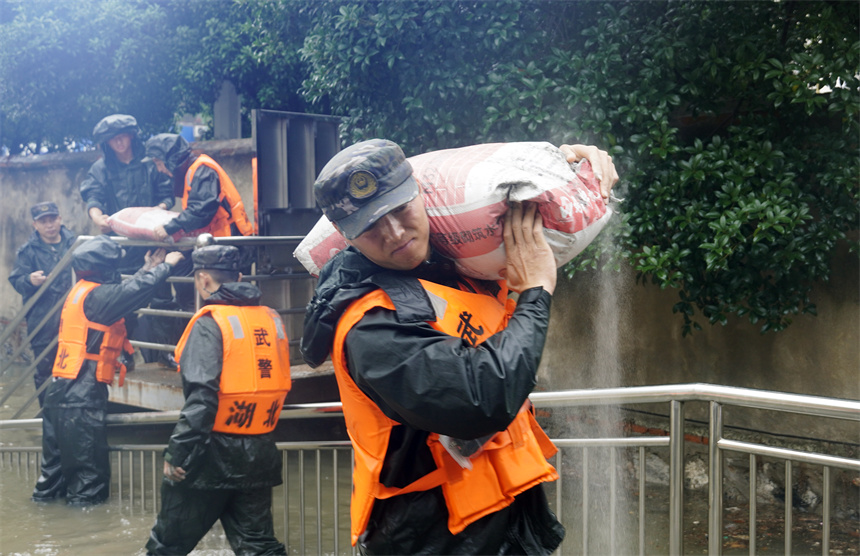 湖北黄冈：暴雨致城市内涝 武警官兵紧急驰援