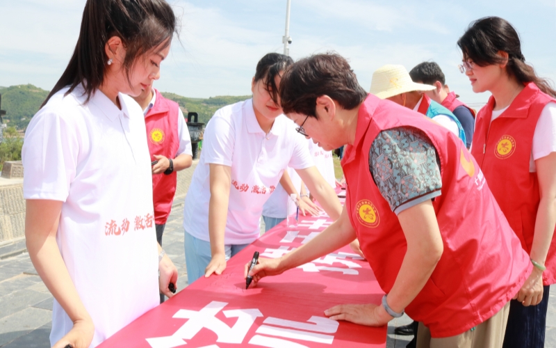 京堰两地志愿者在“文明河流共建倡议”上集体签名。