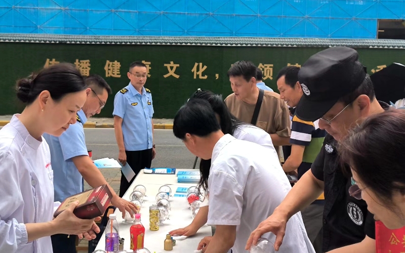 工作人员进行禁毒宣讲。