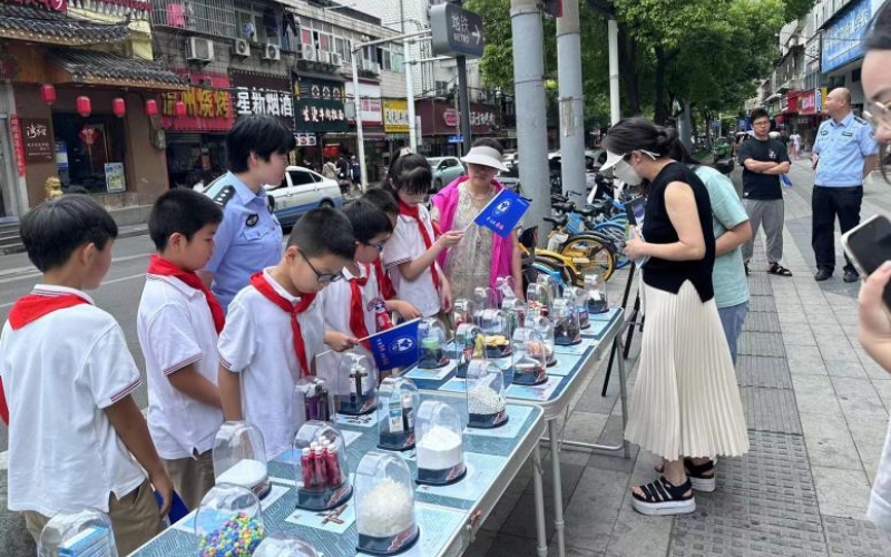 棋盘街小学学生化身小小宣传员。