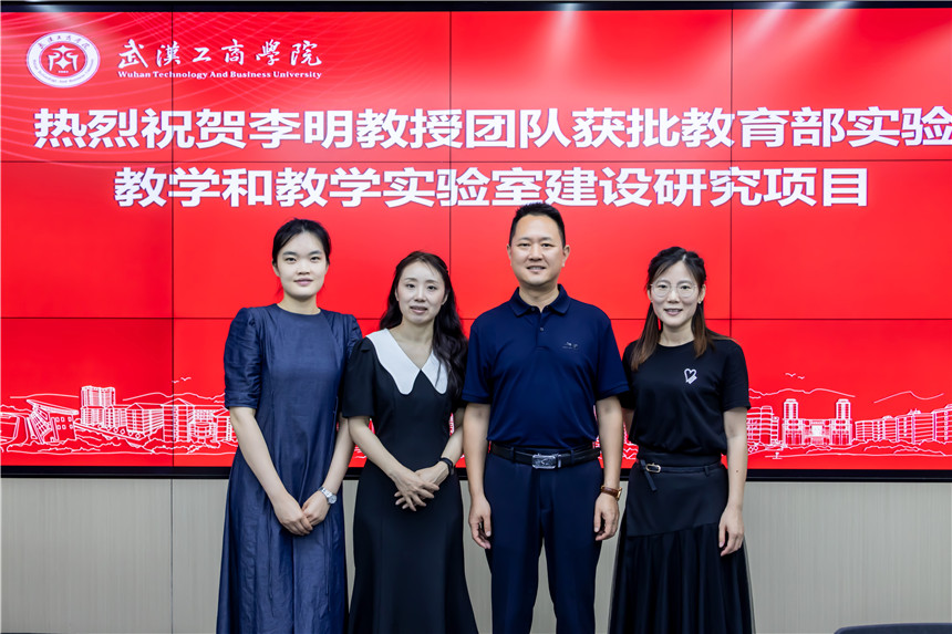 项目团队成员,从左到右分别是吴迪、黄颖、李明、张丹丹