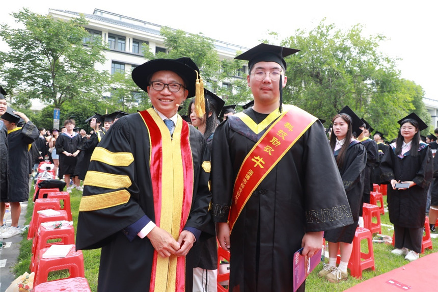 武汉学院创办人陈一丹为高科技养牛的熊同学拨穗