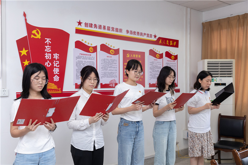 多语诵读《共产党宣言》
