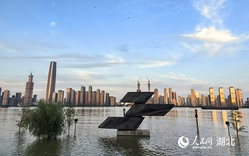 武汉长江江滩公园，江水上涨。人民网记者 周雯摄