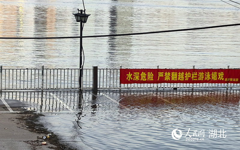 6月30日，长江武汉段江水淹没亲水平台。人民网记者 周雯摄