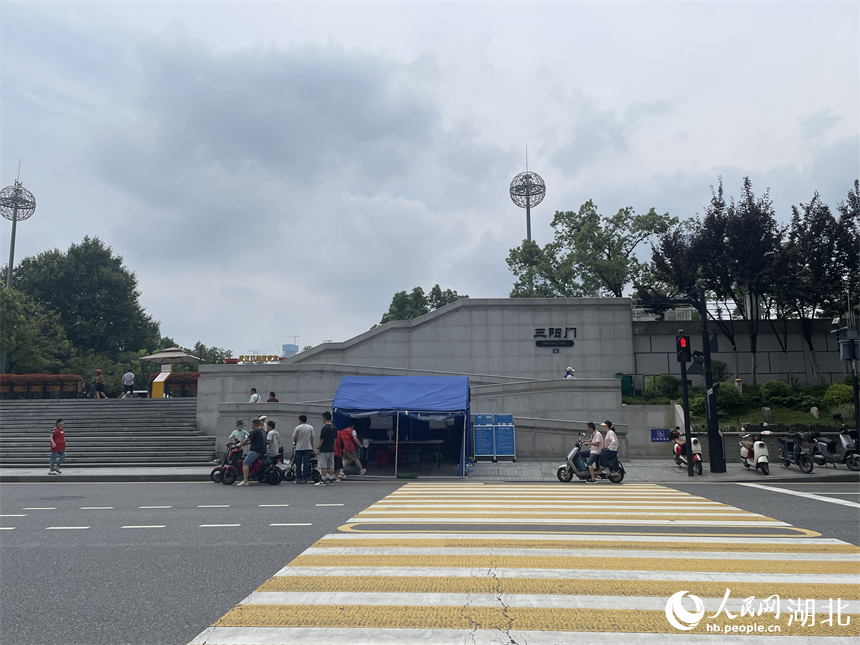 武汉汉口江滩三阳门下搭建的防汛哨棚。人民网记者 周恬摄