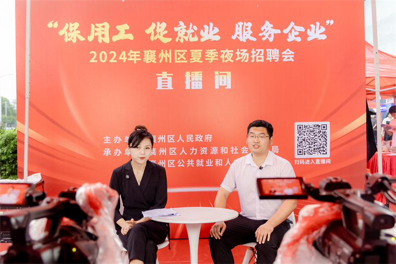 企业相关负责人在湖北公共招聘网直播间向广大网友推介岗位。