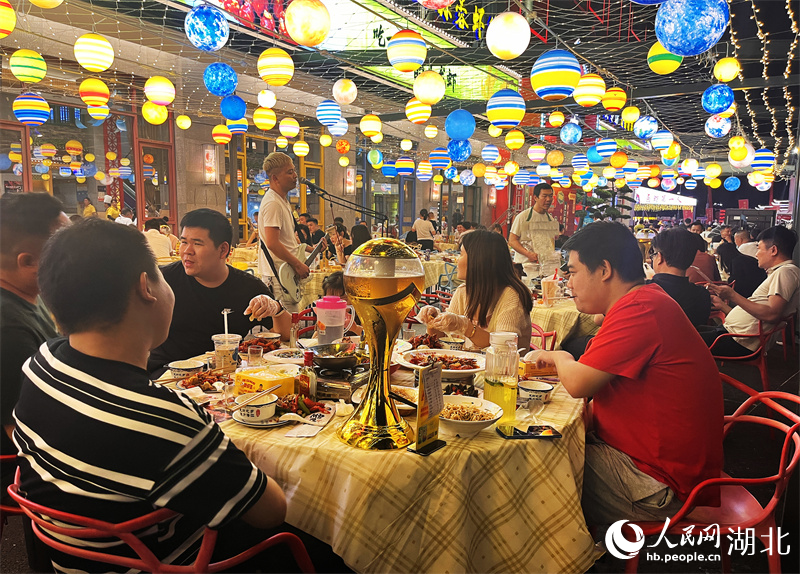 在潛江生態(tài)龍蝦城，食客們品嘗美味龍蝦。人民網(wǎng)記者 張雋攝