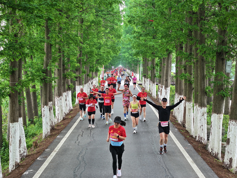 2024年潛江返灣湖馬拉松鳴槍開跑。潛江市委宣傳部供圖