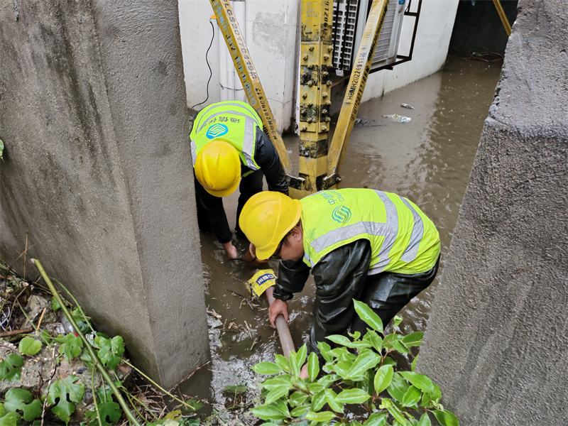 受强降雨影响洪湖府场基站机房周边积水，抢险人员冒雨排涝