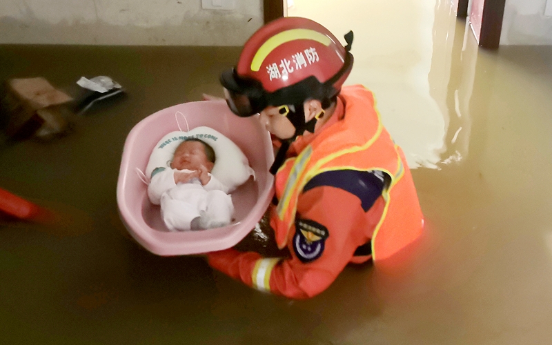 黄石市阳新县消防员在转移一多月的婴儿。孙湾摄
