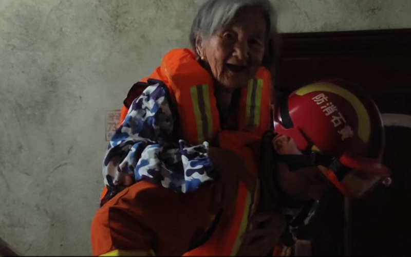黄石市阳新县消防员涉水转移80岁老人。孙湾摄