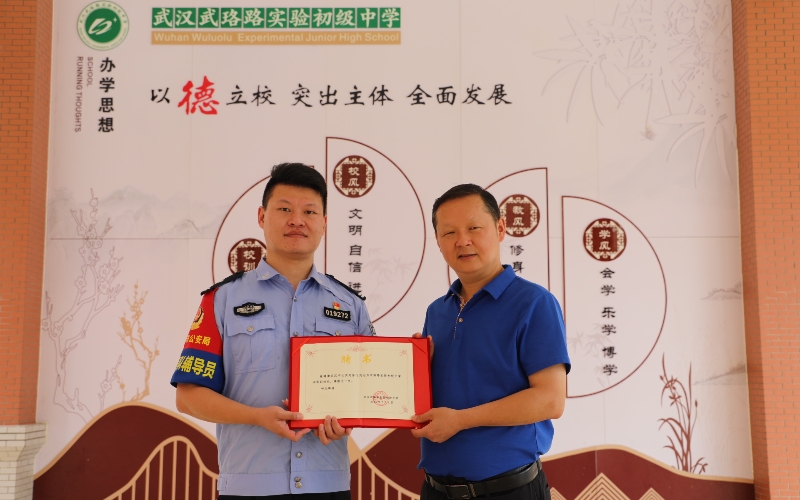 校方为民警颁发法制副校长聘书。孙晨摄