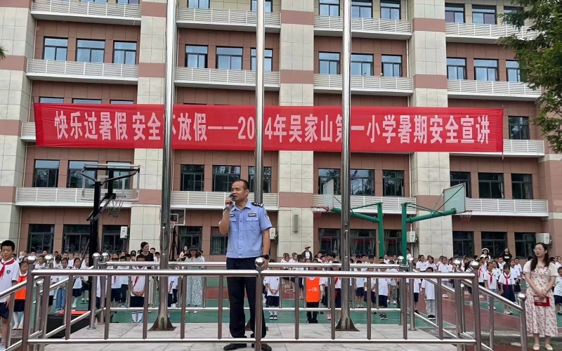 东西湖民警进校开展国旗下的讲话。李黎明摄
