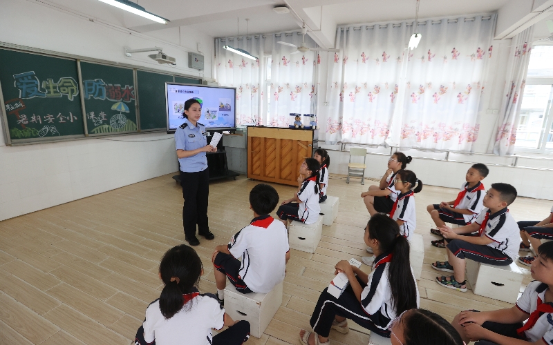 民警和同学们在编导防溺水情景剧。应后威摄