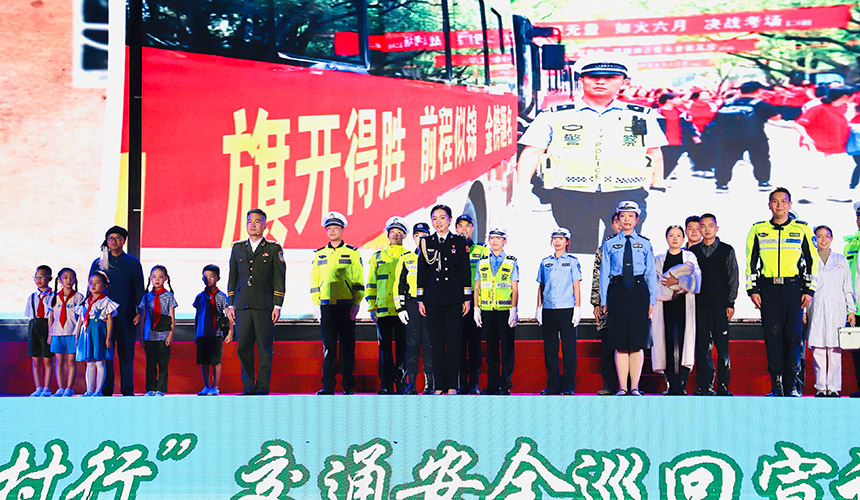 建始交警主题宣讲《三代交警话传承》。