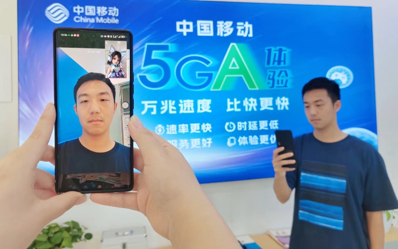 市民在营业厅体验超清视频通话、智能翻译、趣味通话等通话新方式。