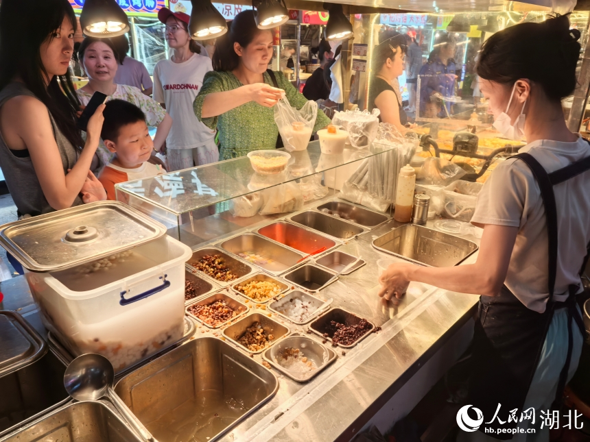 炎炎夏日，来一碗凉爽的豆花。人民网记者 周雯摄