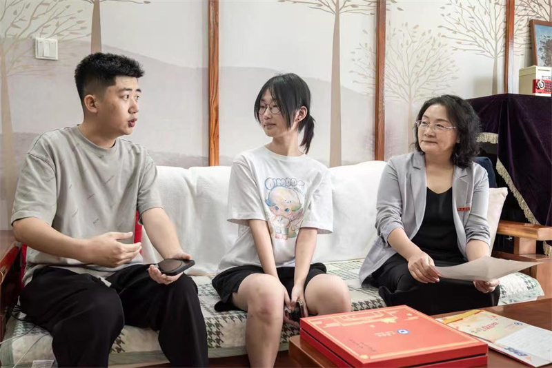 潜能导师邱桐为钟静怡讲解专业特色。沈雨轩摄
