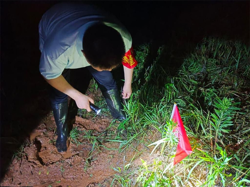 赤壁煙草值守人員夜間巡堤發現散浸險情，及時上報