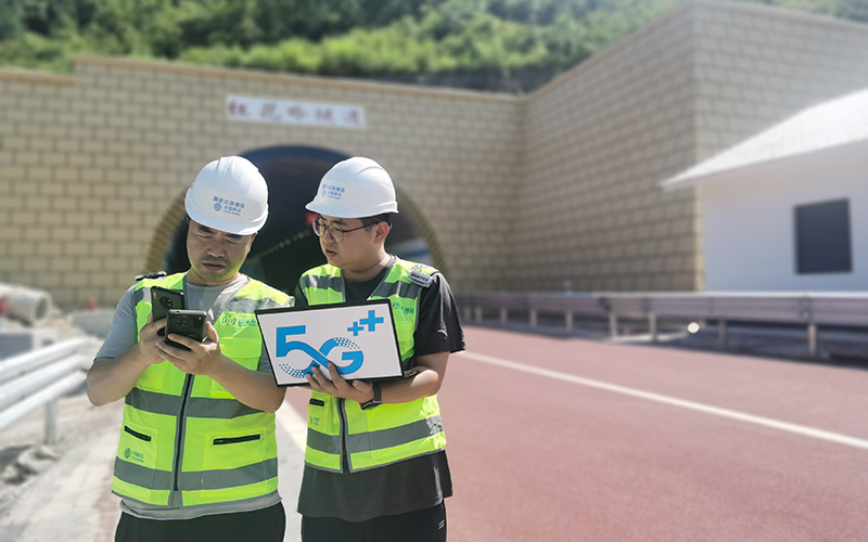 湖北移动技术人员在近40℃的高温里优化网络