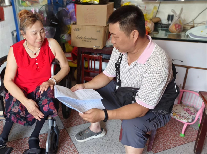 客户经理（右）为特殊客户提供一对一服务