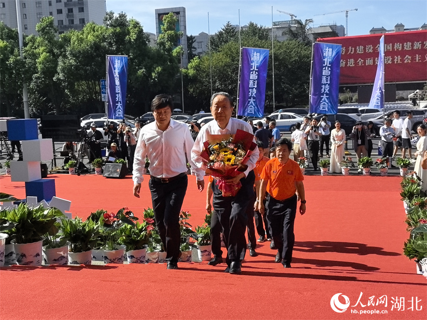 湖北省科技大会“院士专家走红毯”活动现场。人民网记者 周雯摄