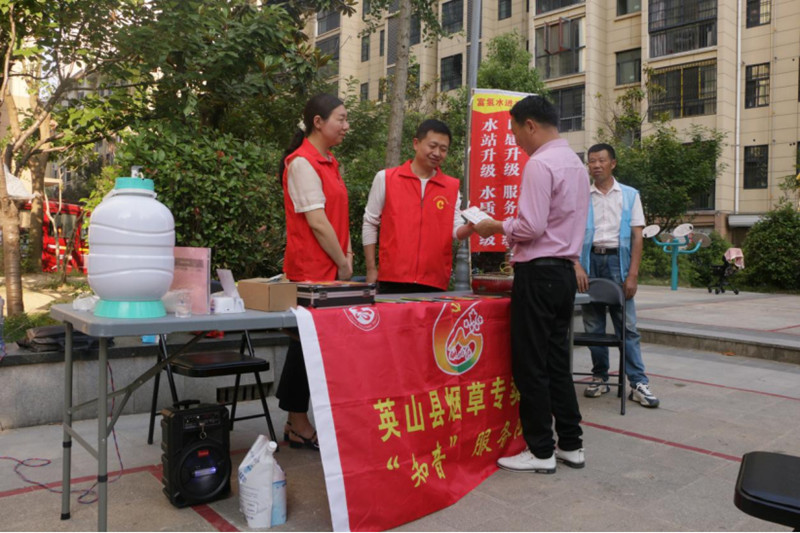 圖為黃岡煙草工作人員進社區面向消費者宣傳煙草專賣相關法律。