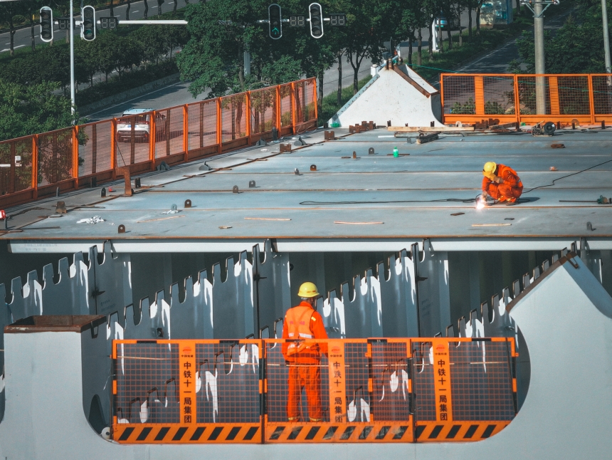 戰高溫斗酷暑堅守崗位 湖北雙柳長江大橋建設者不服“暑”【2】
