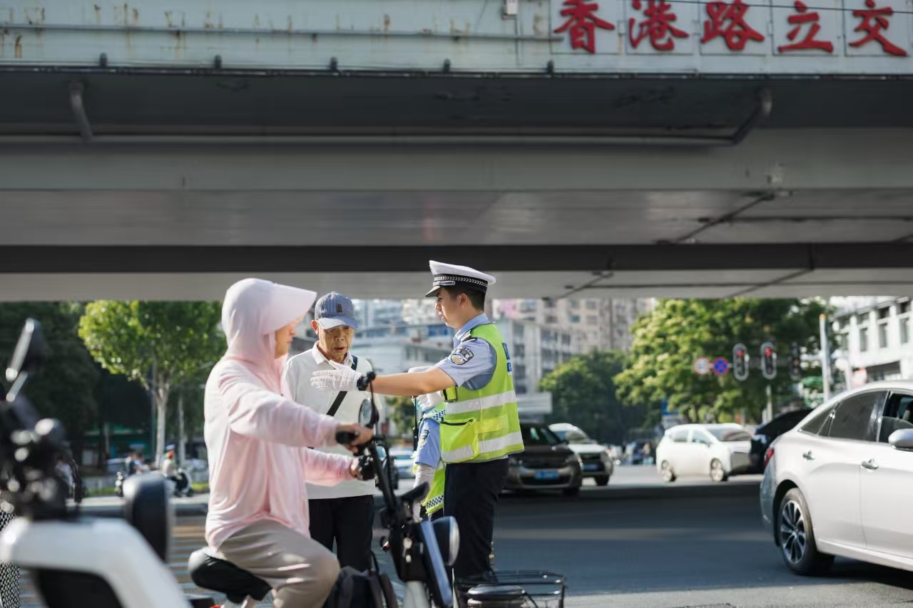 正在指揮交通的警察