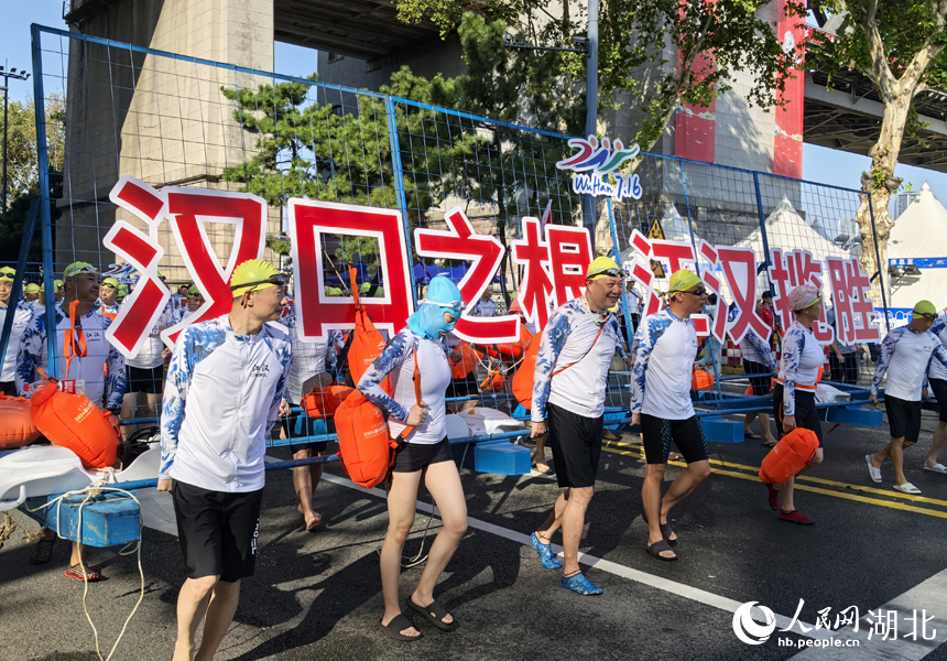 江汉区方队。人民网记者 张颖摄