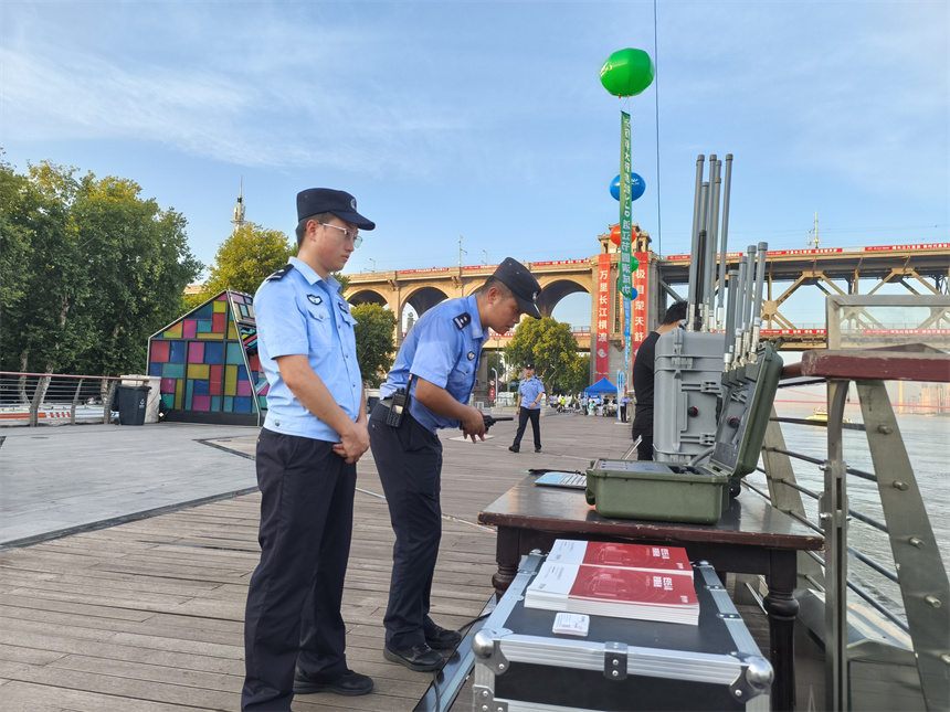 水陆空一体化 武汉警方全力护航渡江节平安【2】