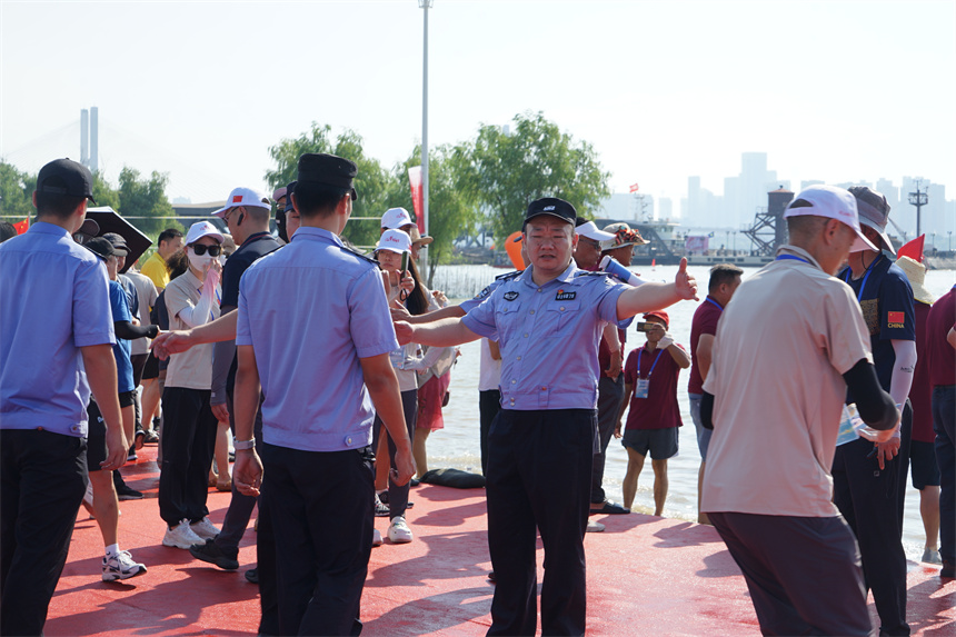 水陆空一体化 武汉警方全力护航渡江节平安【3】
