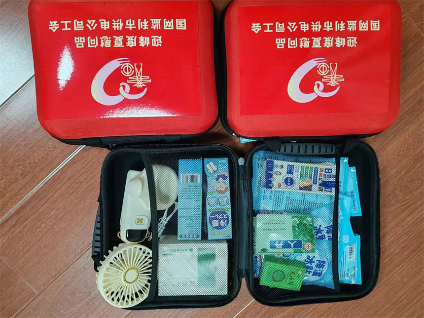 國網監利供電公司為戶外工作者訂制清涼包。呂錚攝