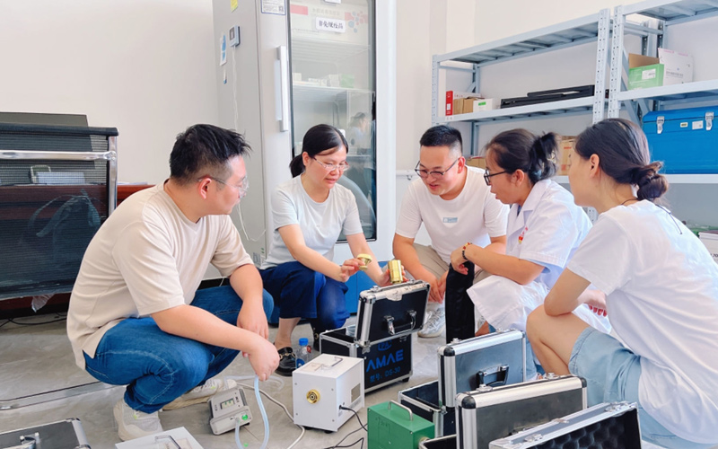 武汉市职防院职业卫生科主任梁娇君带教当地疾控中心业务人员操作采样设备