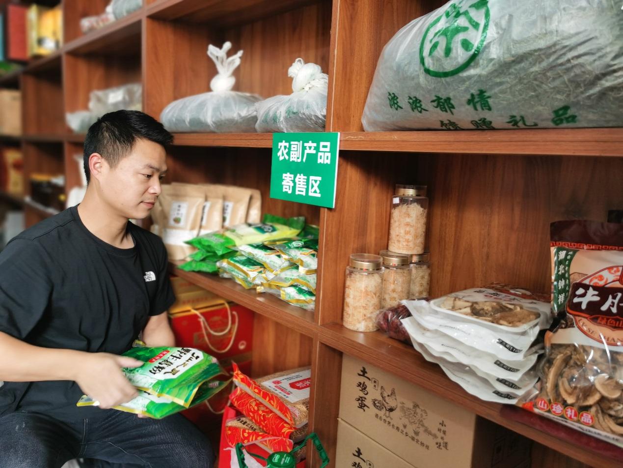 李瑞精心挑选大众最欢迎的土特产商品。陈欣摄
