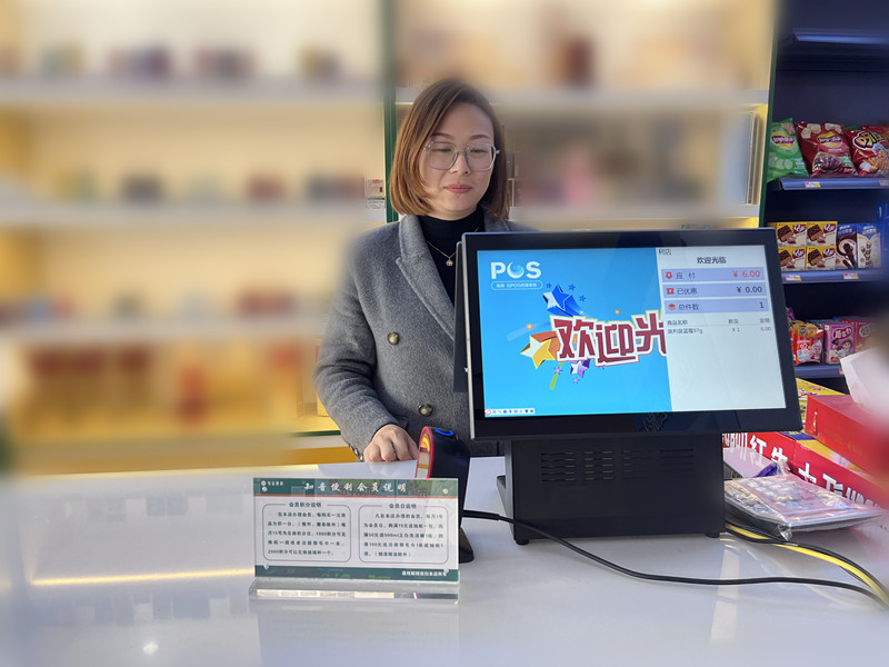 李小华正通过云POS系统管理店铺。张姮摄