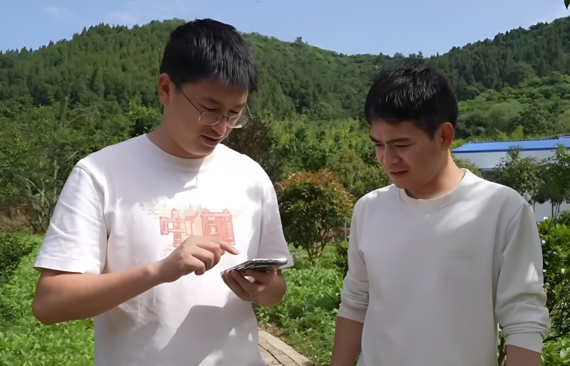技术人员测试小程序。任震摄