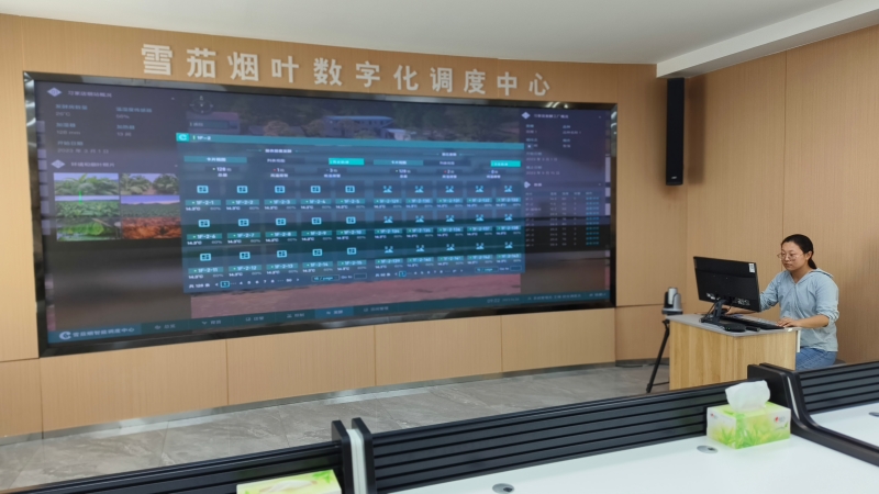 技术人员检测数字化调度系统。任震摄
