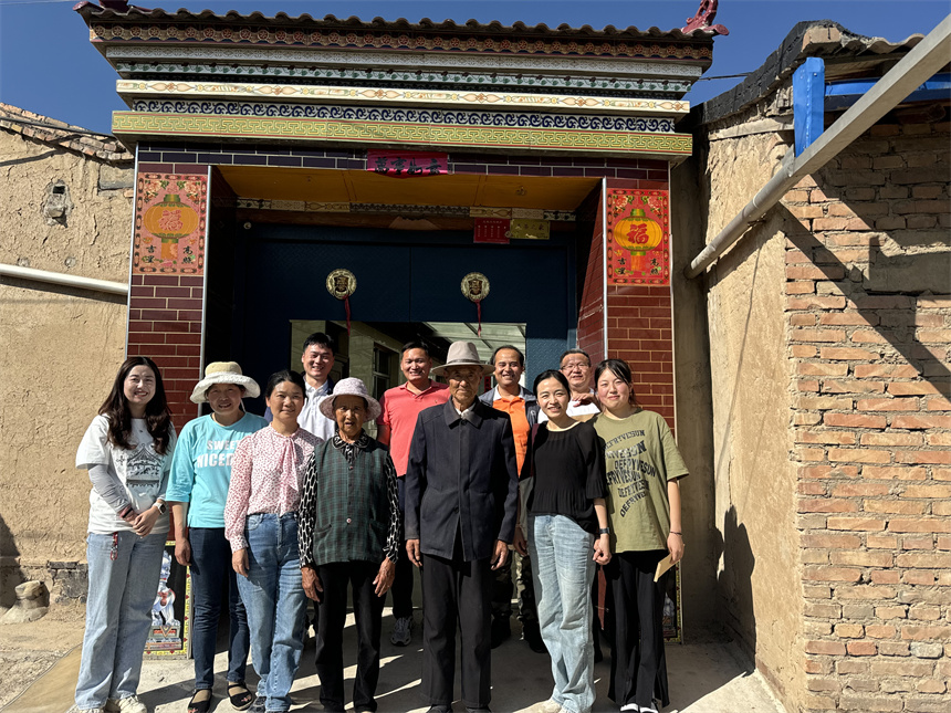 李紅燕一行與青海學生及家長合影。學校供圖