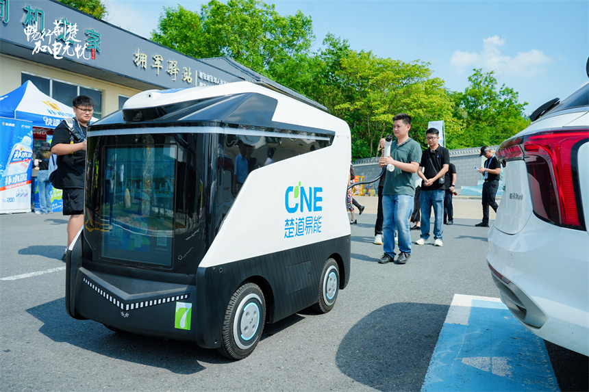 安陸服務區移動充能車正在進行充電作業