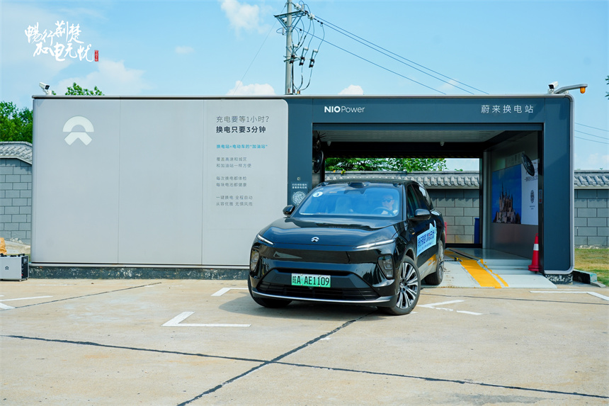 安陸服務區一台蔚來新能源車正在進行換電