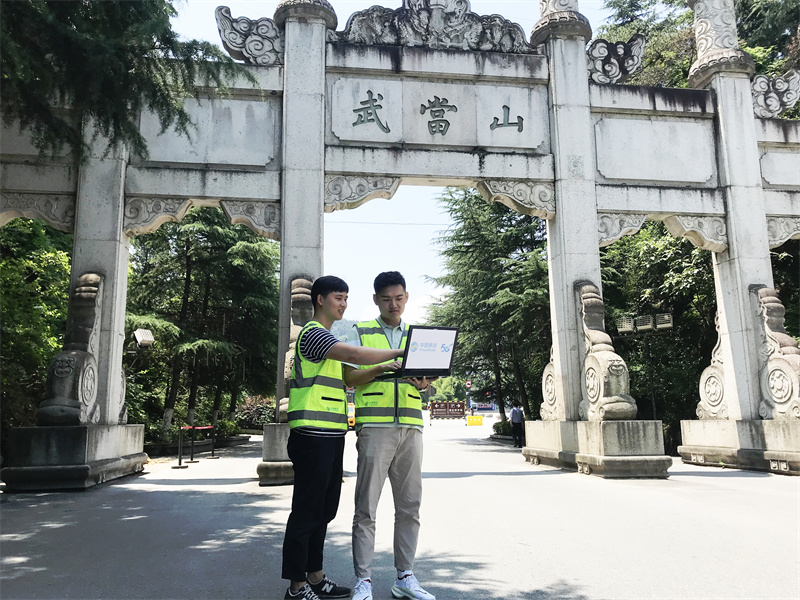 湖北移动技术人员在武当山景区进行网络优化