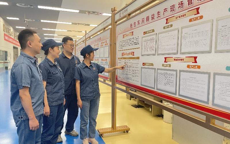 武汉卷烟厂车间员工正在学习精益管理相关制度。姚妮佑摄