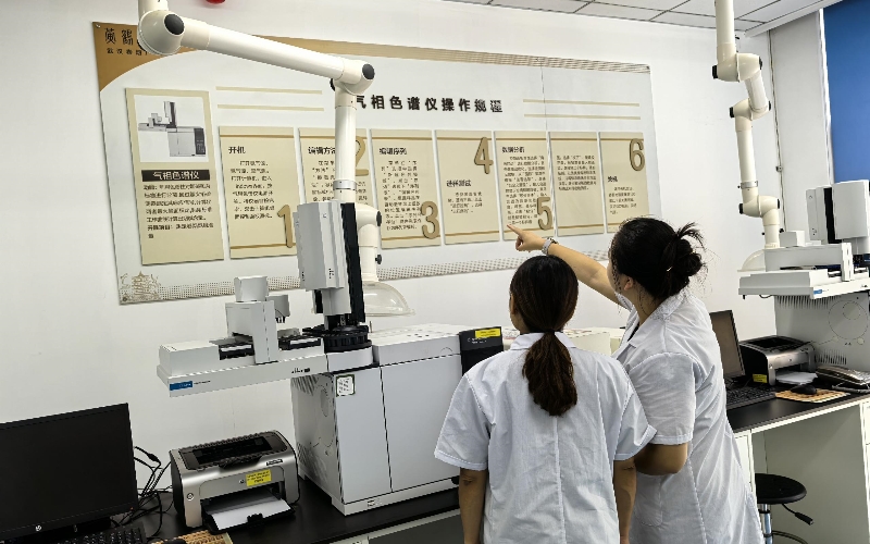 武汉卷烟厂实验室检验员正在学习《气相色谱仪器操作规程》。陈昱竹摄