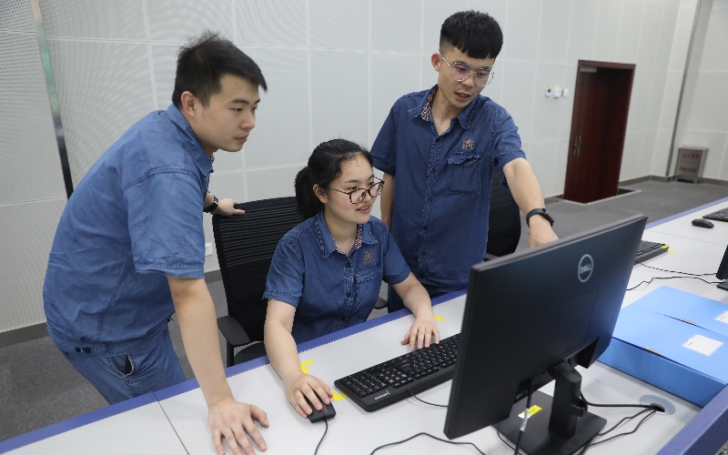 武汉卷烟厂应用与信息安全技术小组在进行数据管理相关工作。杨明玥摄