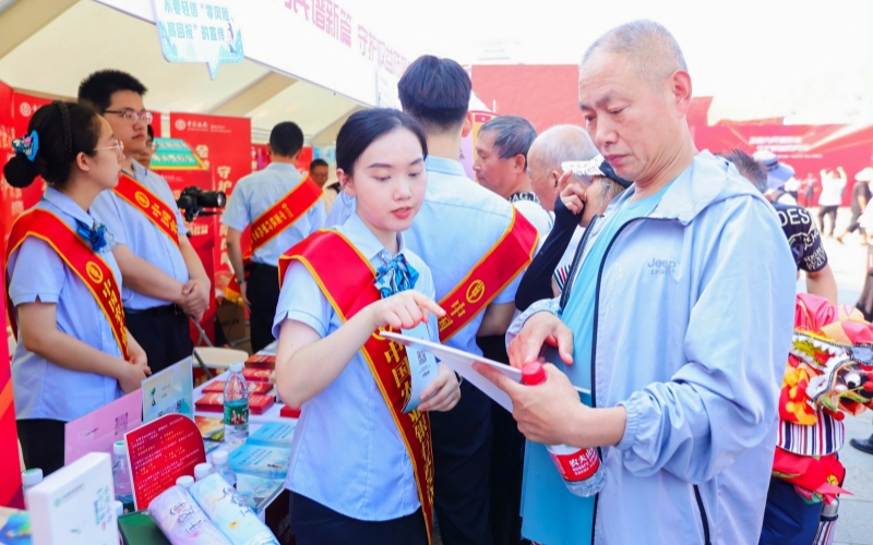 图为：金融机构通过多种形式面向消费者普及金融知识、答疑解惑。