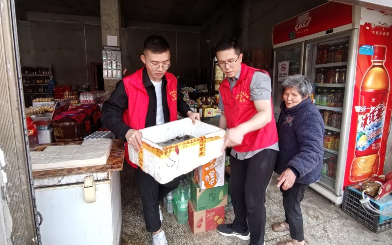 青年志愿者为困难零售户清洁店面环境。